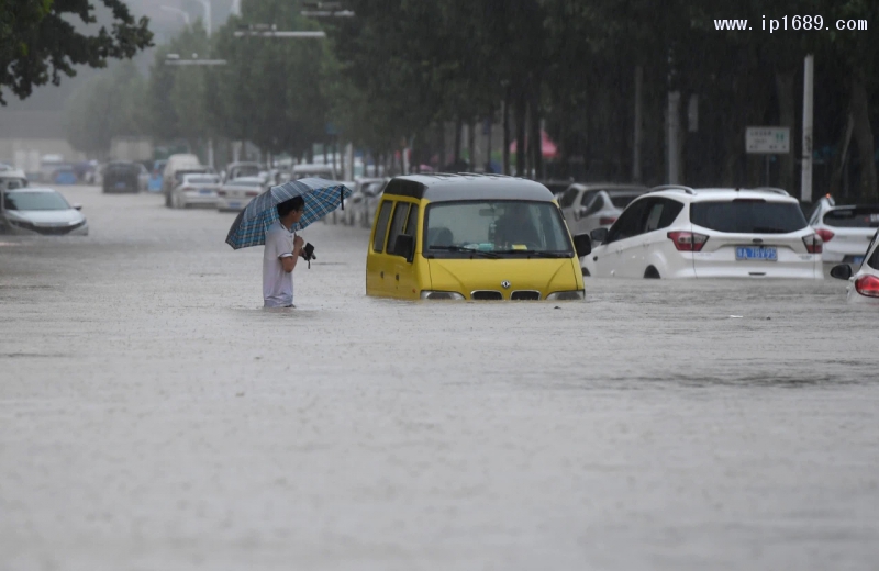 河南街道洪水覆蓋車輛